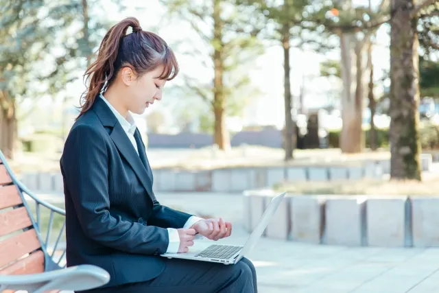 新入社員のストレス対策 - デスクで疲れた表情を見せる若手社員