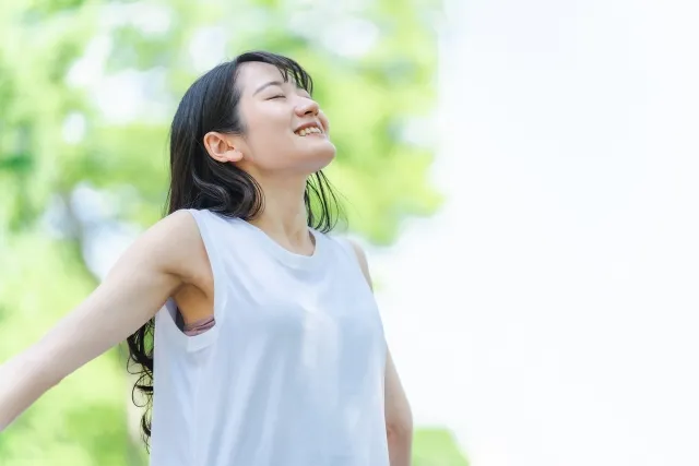 深呼吸などのリラクゼーション技法を実践している人物