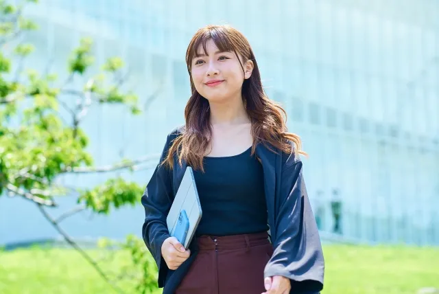 新卒社員のセルフケア - 仕事と生活のバランスを保つ若手社員のイメージ