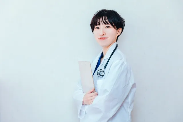 心の健康を取り戻し前向きに歩む人物のイメージ。専門家のサポートを受けながら改善していく希望的な様子