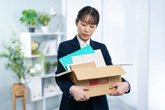 人事異動に納得いかない感情は自然な反応 | 悩む会社員のイメージ