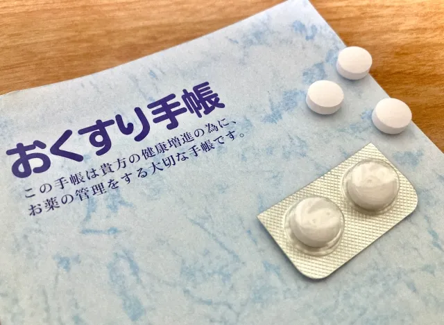 双極性障害の治療法を示す薬物療法と心理療法のイメージ