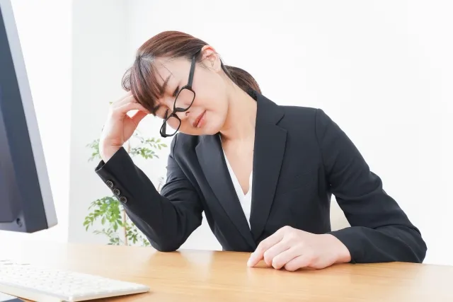 ストレスの多い職場環境と人間関係の緊張を表現した職場の様子