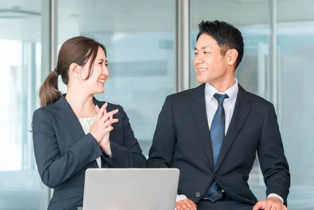 上司への体調不良の伝え方と職場でのサポート体制を示す会話