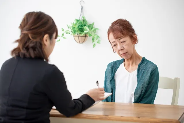 双極性障害と記憶障害の関連を表す脳と感情の波のイメージ