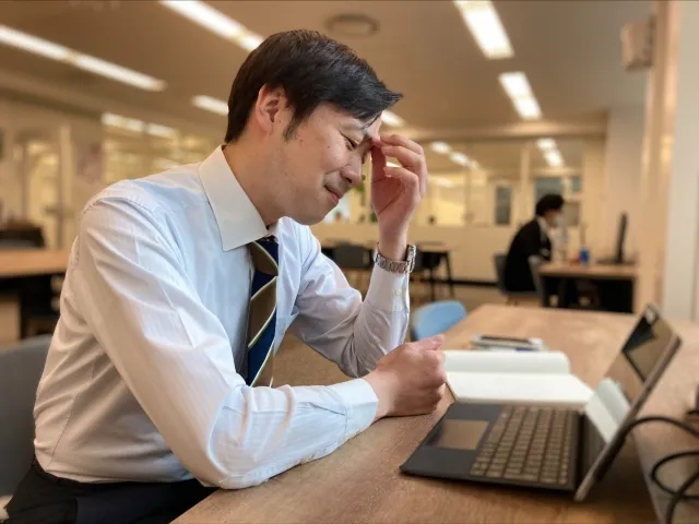 職場での誤解と不安を感じるビジネスパーソンのイメージ