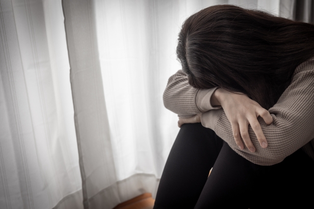 理由がわからず気分が沈んでいる女性のイメージ
