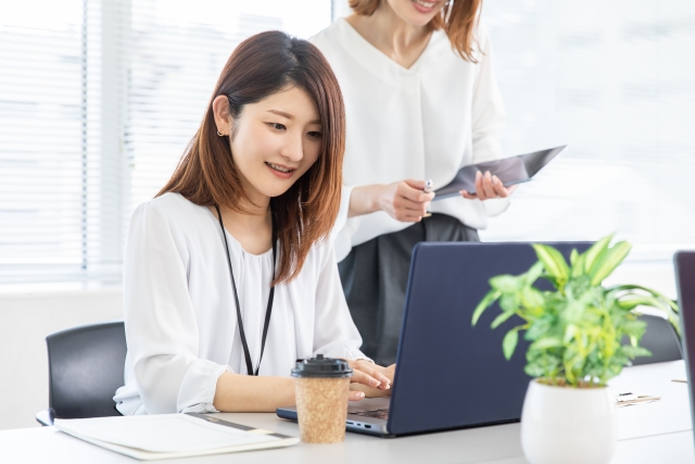 5つのステップによる職場復帰支援プロセスを示すフローチャートと復職者