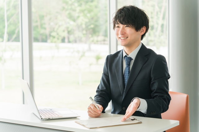 休職中の社員への支援制度について説明する人事担当者