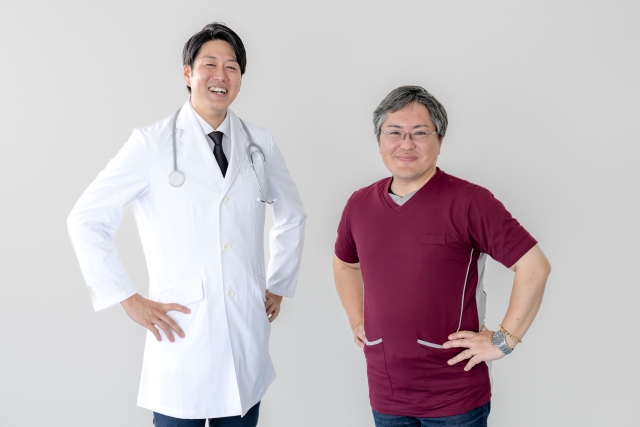 精神科クリニックで医師に相談している患者