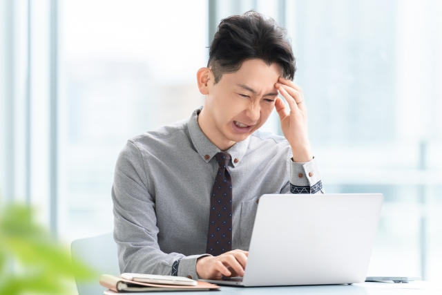 適応障害の社員への人事対応について相談している人事担当者と産業医