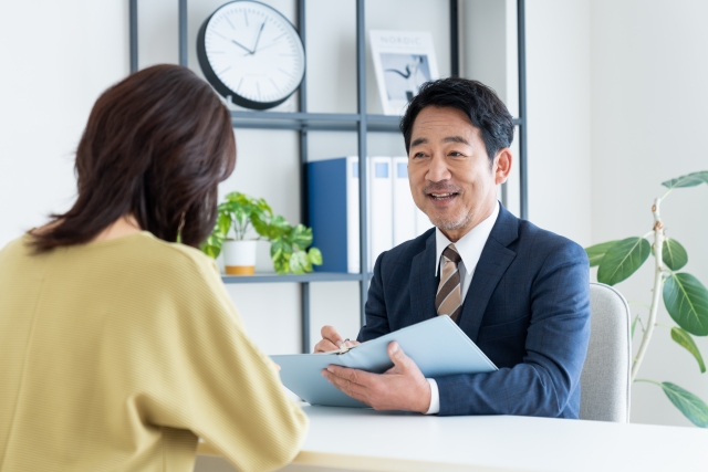 企業のメンタルヘルス対策義務を表すビジネスパーソン