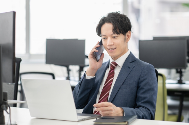 退職代行への対応に悩む企業の人事担当者と精神科医によるメンタルヘルス相談のイメージ