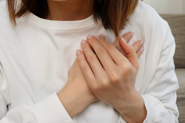 うつ病の症状をセルフチェックしている人のイメージ