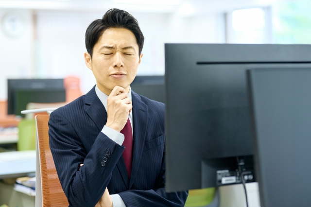 適応障害の社員への初期対応について産業医と相談する人事担当者