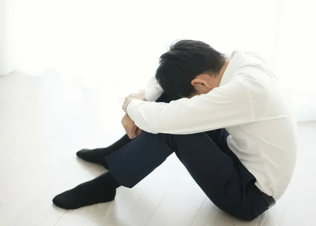 男性更年期障害による気分の落ち込みやイライラなど心の症状のイメージ