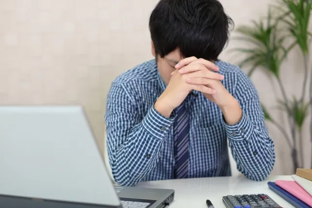 男性更年期障害による体の症状としての疲れやすさや倦怠感のイメージ