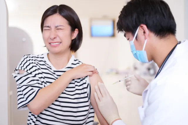 予防接種をためらう人々の様々な理由や不安を表現したイメージ
