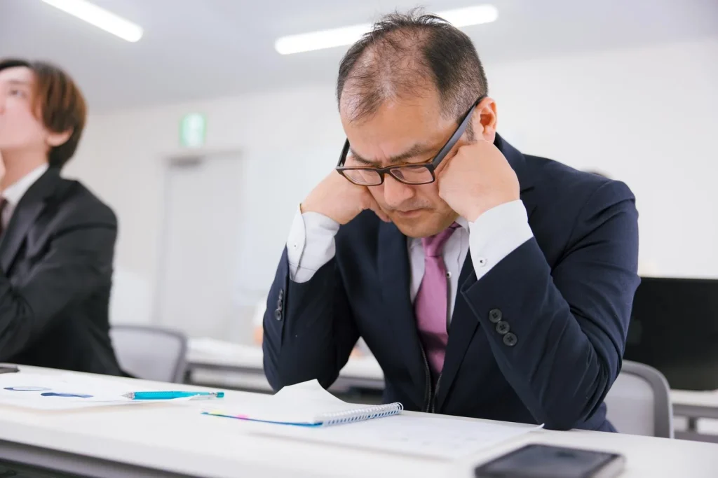 男性更年期障害で受診を検討すべき症状を示すチェックイメージ