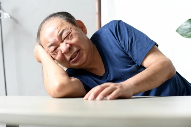 男性更年期障害の治療法を解説するイメージ