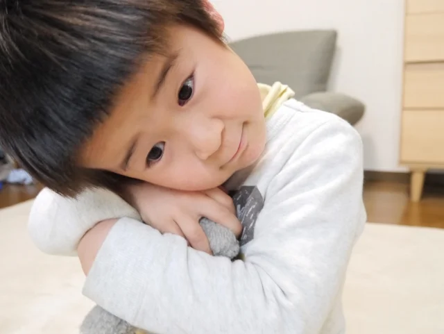 ぬいぐるみを抱きしめる子供