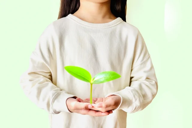 子供の手のひらに成長の芽