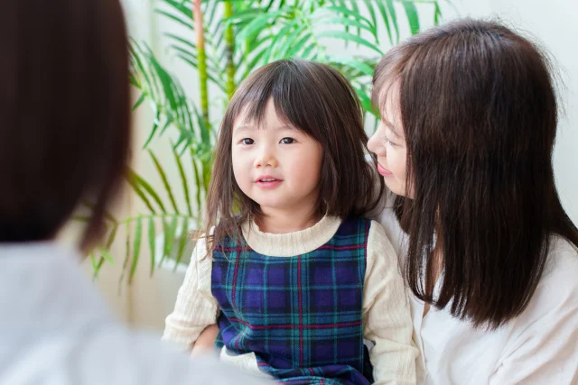 病院で診察を受ける女の子