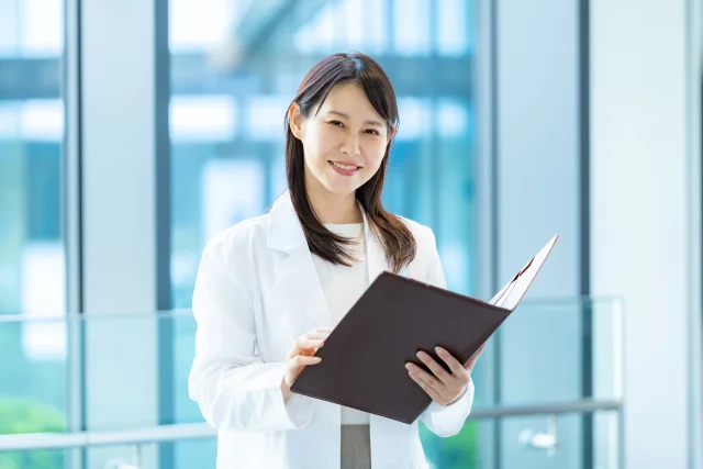 相談先を案内する女性医師
