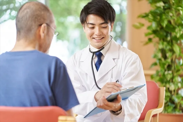医師による高齢者の診察