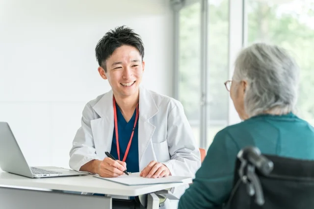 高齢者を診察する男性医師