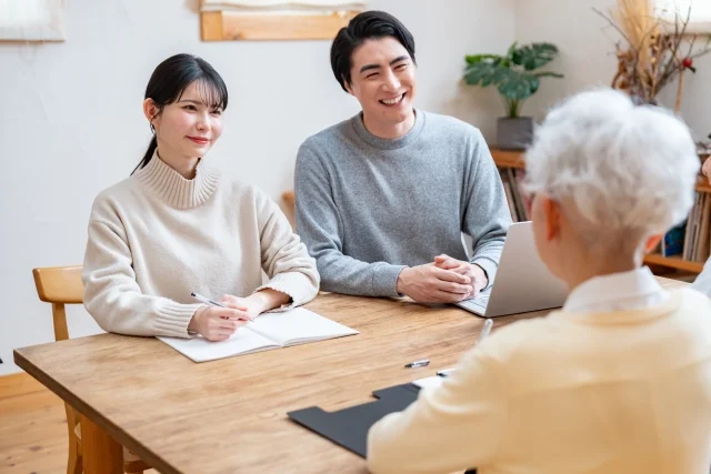 家族で話し合うシーン
