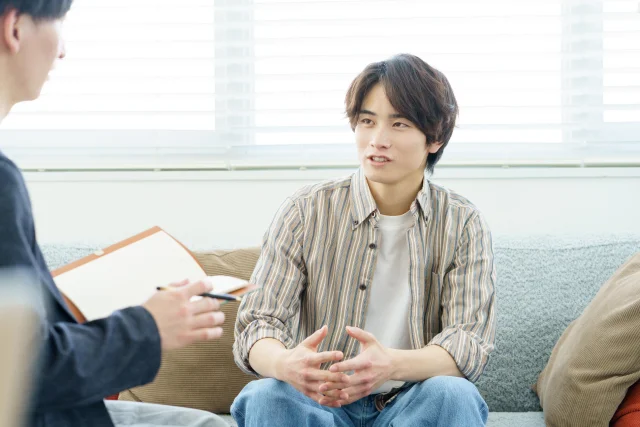 カウンセリングを受ける男性