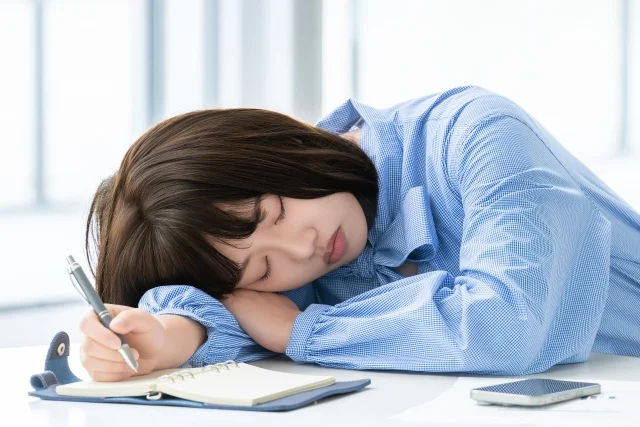 仕事に疲れた女性