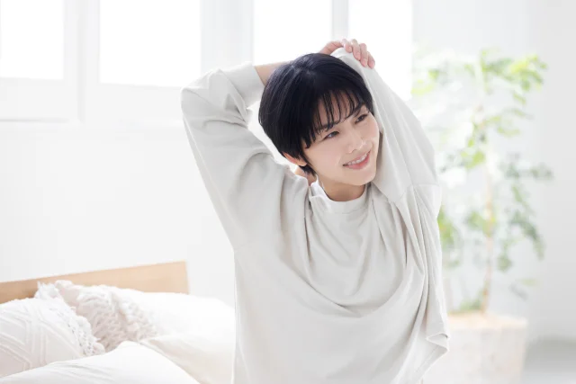 朝の目覚めにストレッチをする女性