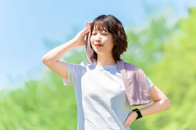 運動後に汗を拭く女性