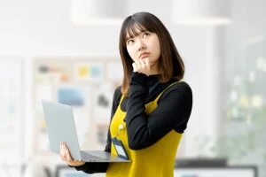 物事を考えながら立つ女性