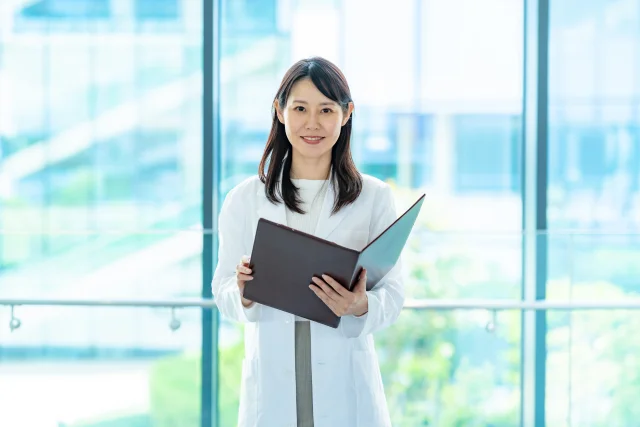 相談先を案内する女性医師