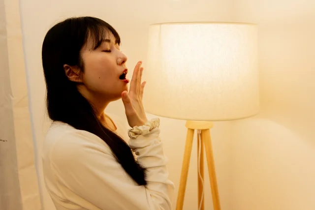 眠気であくびをする女性