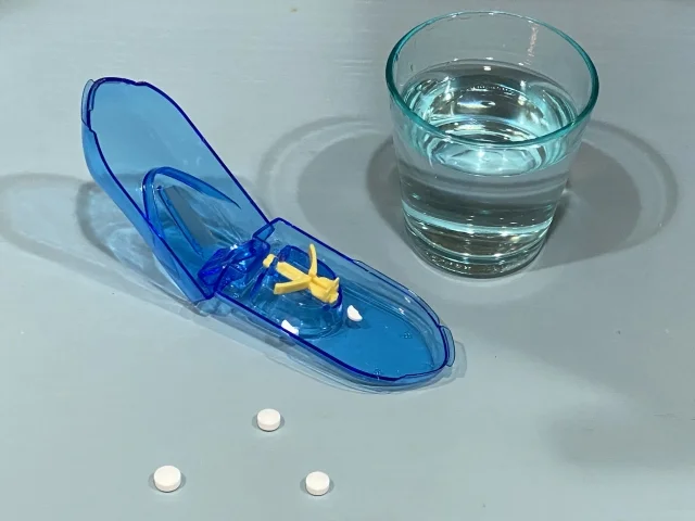 ピルカッターと薬と水