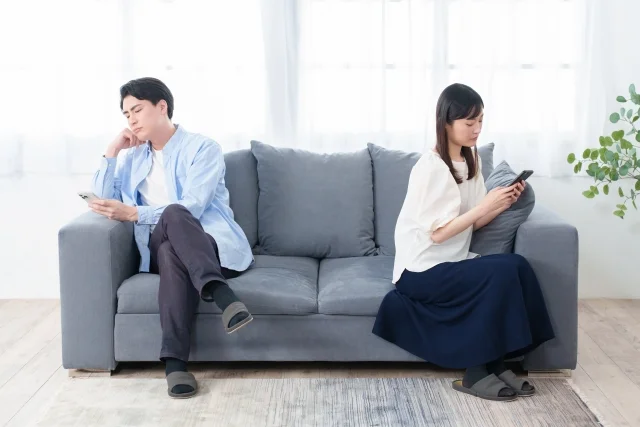 会話がなく不機嫌な様子の夫婦