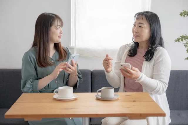 カフェで楽しく会話する女性二人
