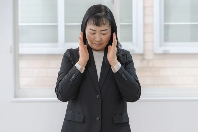 不機嫌な表情のビジネスウーマン