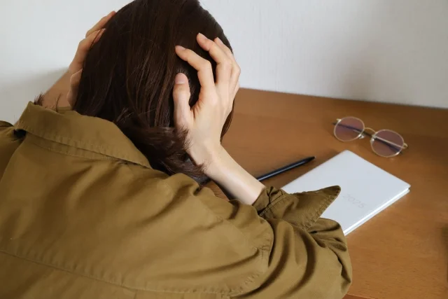 ストレスで気にしすぎて疲れているイメージ