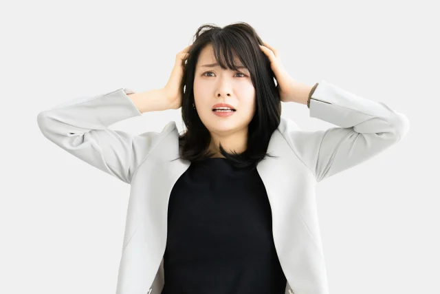 気にしすぎて悩む女性のイメージ