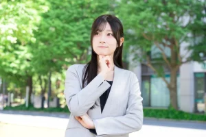 考えごとをするビジネスウーマン