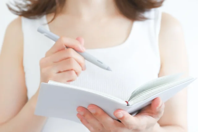 手帳に記録する女性